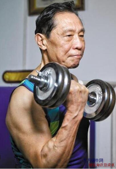 82岁钟南山秀肌肉